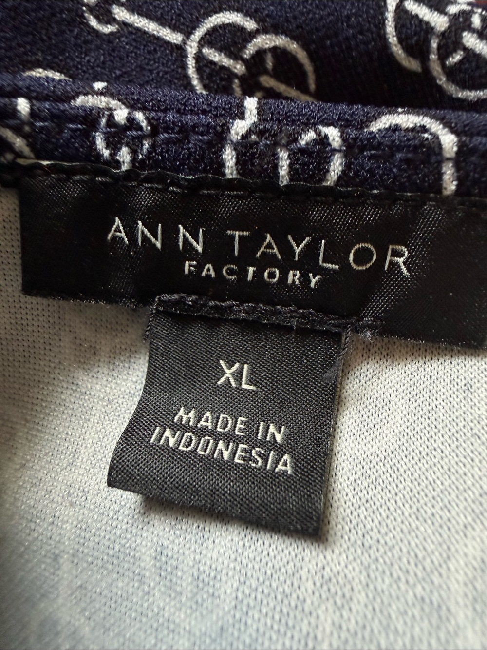 Ann Taylor Navy Chain-Print V-Neck Blouse - Picture 4 of 5